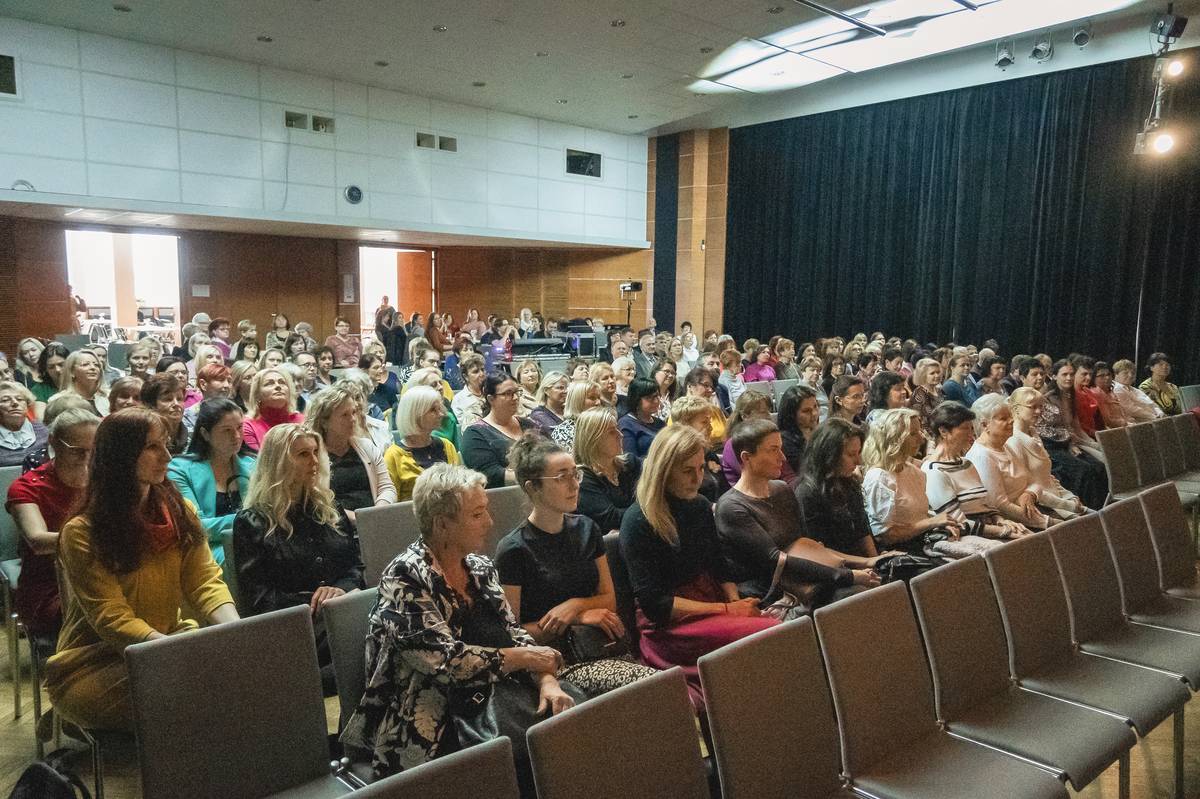 Přejeme všem pedagogům, asistentům, vychovatelům i dalším pracovníkům ve školství v Hlučíně, aby jim 28. březen připomněl, jak nesmírně důležitá je jejich práce a jak moc si jí vážíme. Jejich každodenní úsilí je pro nás cenné a věříme, že jim nechybí síla, inspirace, ani radost do dalších měsíců i let. Naše poděkování patří také všem vysloužilým učitelům, kteří jsou dnes již v penzi. Jejich dlouholetá práce, zkušenosti a oddanost vzdělávání zanechala ve městě hlubokou stopu. Mnozí z nich formovali celé generace Hlučíňanů a jejich přínos je stále živý v příbězích žáků, kteří na ně dodnes s úctou vzpomínají. Naše školy, školky i další vzdělávací instituce stojí na lidech, kteří svou profesi berou jako poslání a dlouhodobě ovlivňují životy dětí, rodin i celého města. Jejich práce je klíčová pro budoucnost celého regionu. Učitelé v Hlučíně denně dokazují, že vzdělávání není jen o předávání znalostí, ale také o trpělivosti, lidskosti, schopnosti motivovat a vytvářet prostředí, kde se děti cítí bezpečně a mohou růst.   U příležitosti Dne učitelů proto patří všem velké poděkování za jejich energii, profesionalitu, obětavost i za to, že dokážou být oporou nejen žákům, ale často i jejich rodinám.   Zdroj: Hlučínské noviny, autor: Monika Lenčová, Odbor rozvoje a školství