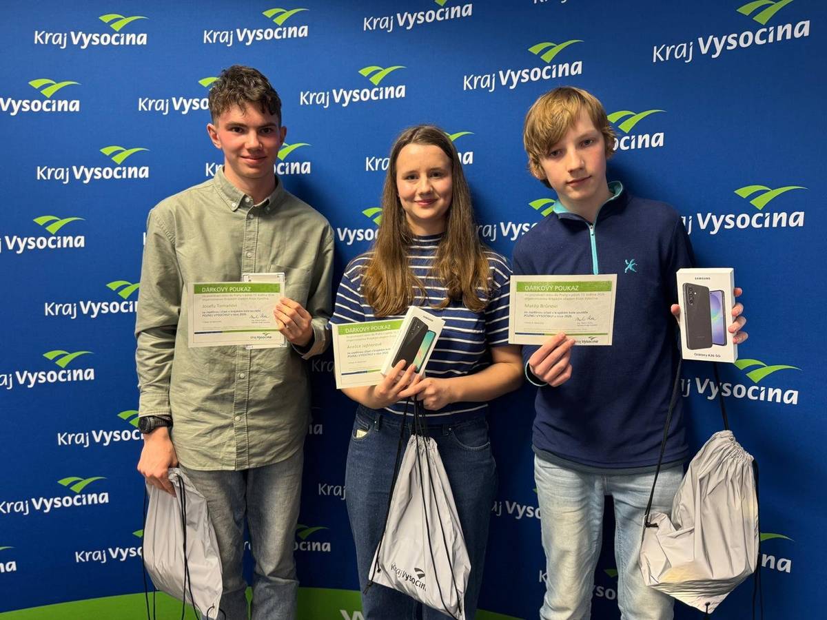 Do sídla Kraje Vysočina v Jihlavě přijelo 20. března přes 130 žáků z celé Vysočiny, aby změřili síly v krajském finále soutěže Poznej Vysočinu. Nejlépe si vedl Josef Toman z Gymnázia Bystřice nad Pernštejnem, který test zvládl s nejvyšším počtem bodů. Soutěžící odpovídali na 30 otázek o Vysočině a rozhodovaly nejen správné odpovědi, ale i čas. Mezi nejlepší se zařadili také Matěj Brůna z Pelhřimova a Anežka Jajtnerová z Velké Losenice. První tři získali jako cenu nový mobilní telefon. Odměna čeká i na další úspěšné soutěžící. Čtyřicet nejlepších se může těšit na poznávací výlet do Prahy, kde je čeká zajímavý program včetně návštěvy muzea iluzí nebo Poslanecké sněmovny.