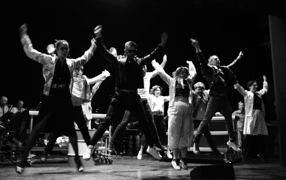 V benešovském kulturním domě na Karlově se na sklonku tohoto měsíce opět rozezní známé muzikálové hity. Komorní studio ÁČKO zde totiž 30. března od 19 hodin uvede reprízu představení Náš auťák inspirovaného ikonickým muzikálovým hitem Pomáda.