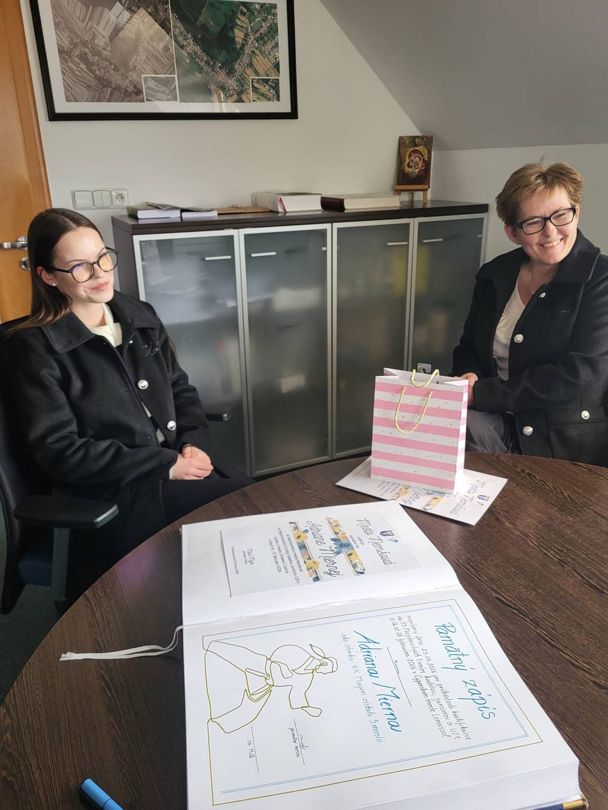 🤝Primátor mesta Miloš Mojto ocenil Adrianu Miernu za reprezentáciu mesta a umiestnenie v prestížnej súťaži...  🥉V dňoch 6. - 8. februára 2026 bola ocenená 3. miestom, v cyperskom meste Limassol....  💐Oceňujeme jej vytrvalosť, disciplínu, a pokrok v bojovom umení...