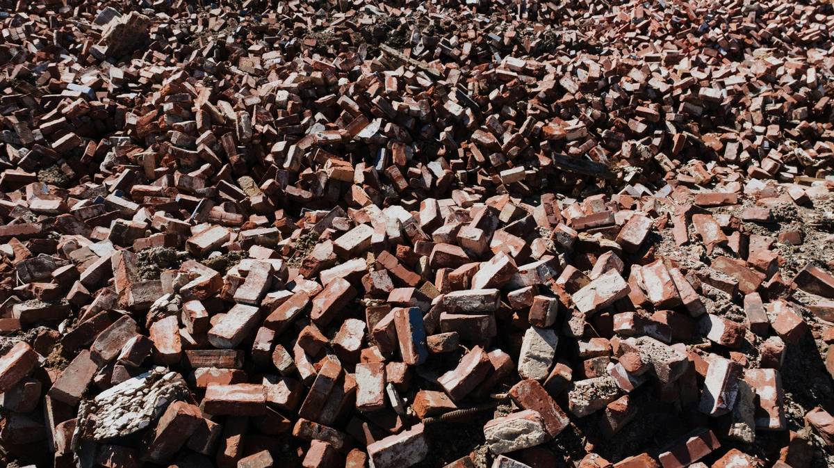 Městský úřad Strážnice informuje občany, že od 1. dubna bude sběrný dvůr ve Strážnici opět přijímat stavební suť. Tato služba je určena výhradně pro občany města Strážnice a je omezena množstvím: 🔹 maximálně 1 tuna na jednu adresu během 14 dnů Prosíme občany o dodržování stanovených limitů, které umožní spravedlivé využití služby pro všechny. ❗ Upozornění: Stavební suť od firem a podnikatelů není nadále přijímána. Děkujeme za pochopení a ohleduplnost vůči ostatním občanům.   Foto: pouze ilustrativní