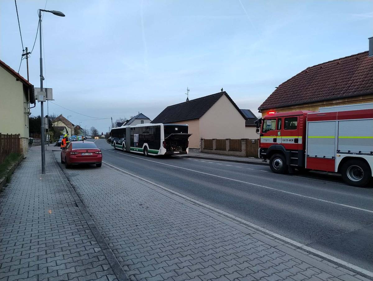 V autobusové zastávce U Zahradníka v Tlučné zůstal autobus linky č. 55 s poruchou a čeká na odtažení. Naši hasiči jsou na místě a pomáhají s bezpečným průjezdem vozidel. ČSAD se omlouvají za komplice a děkují za pochopení