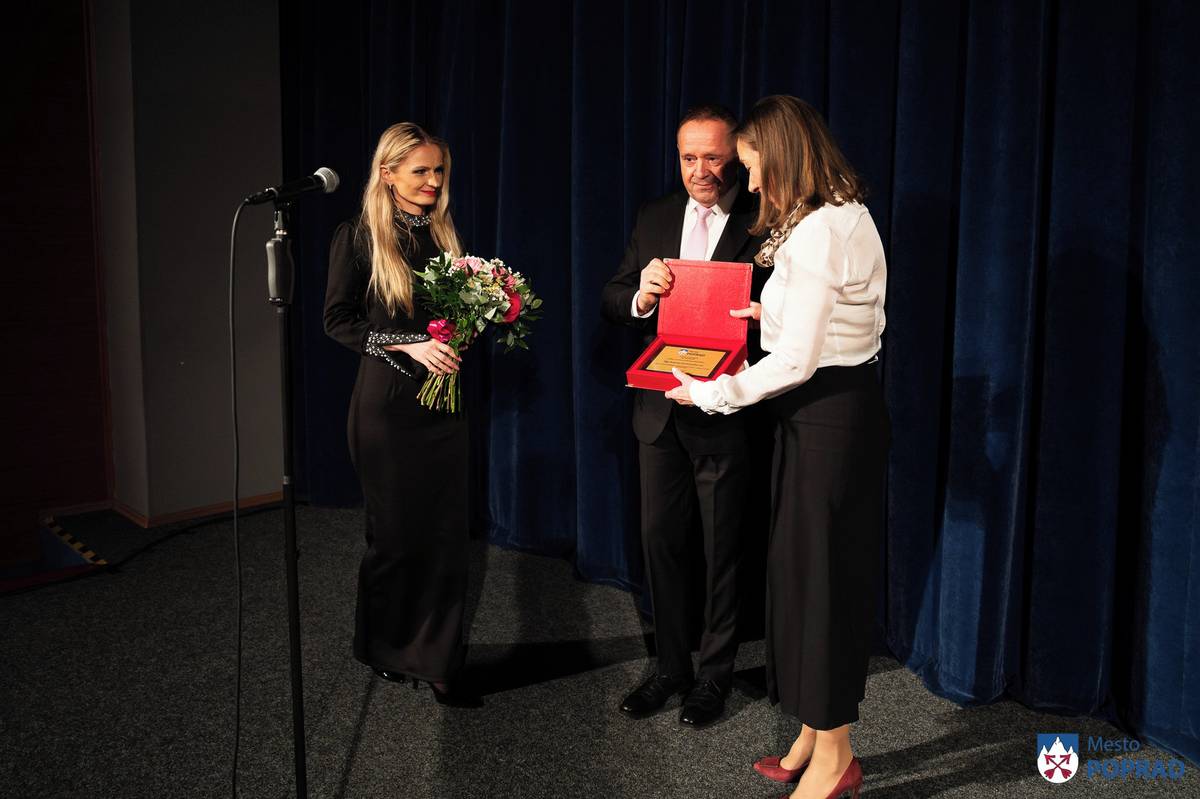 Pri príležitosti blížiaceho sa Dňa učiteľov pripravilo mesto Poprad pre pedagógov výnimočný kultúrny program v podobe profesionálneho divadelného predstavenia.  Primátor mesta Anton Danko vo svojom príhovore vyzdvihol ich nenahraditeľnú úlohu v spoločnosti.  „Každý deň stojíte pred triedou s obrovskou zodpovednosťou. Formujete nielen vedomosti ale aj hodnoty, charakter a pohľad na svet. To, čo do deti zasejete dnes, zajtra bude určovať podobu celej našej spoločnosti. Dovoľte mi Vám všetkým povedať jedno veľké ďakujem. Ďakujem za Vašu trpezlivosť, ďakujem za Vašu obetavosť, ďakujem za Vašu vieru v každé jedno dieťa,“ vyjadril slová vďaky primátor.  Súčasťou podujatia bolo aj slávnostné ocenenie za významný prínos v oblasti vzdelávania v meste Poprad, ktoré získala Katarína Kočišová. Tá zasvätila veľkú časť svojho profesionálneho života výchove a vzdelávaniu generácií žiakov najmä v oblasti kultúry a umenia. Od roku 1993 pôsobila v ZUŠ v Poprade, kde pracovala ako učiteľka, zástupkyňa riaditeľa a viac ako 20 rokov aj ako riaditeľka.  Ocenenie jej odovzdal primátor mesta Anton Danko spolu s prednostkou mestského úradu Ľubicou Barancovou.  Učitelia si následne mohli vychutnať brilantnú komédiu svetoznámeho amerického autora Neila Simona s názvom „Milenec“, ktorá priniesla množstvo humorných situácií a skvelých dialógov. Predstavenie režírovala Soňa Ferancová a v hlavnej úlohe sa predstavil Martin Mňahončák spolu s trojicou herečiek – Karin Haydu, Mirkou Partlovou a Dominikou Žiaranovou.  Ďakujeme všetkým učiteľom za ich každodennú prácu, nasadenie a odhodlanie.