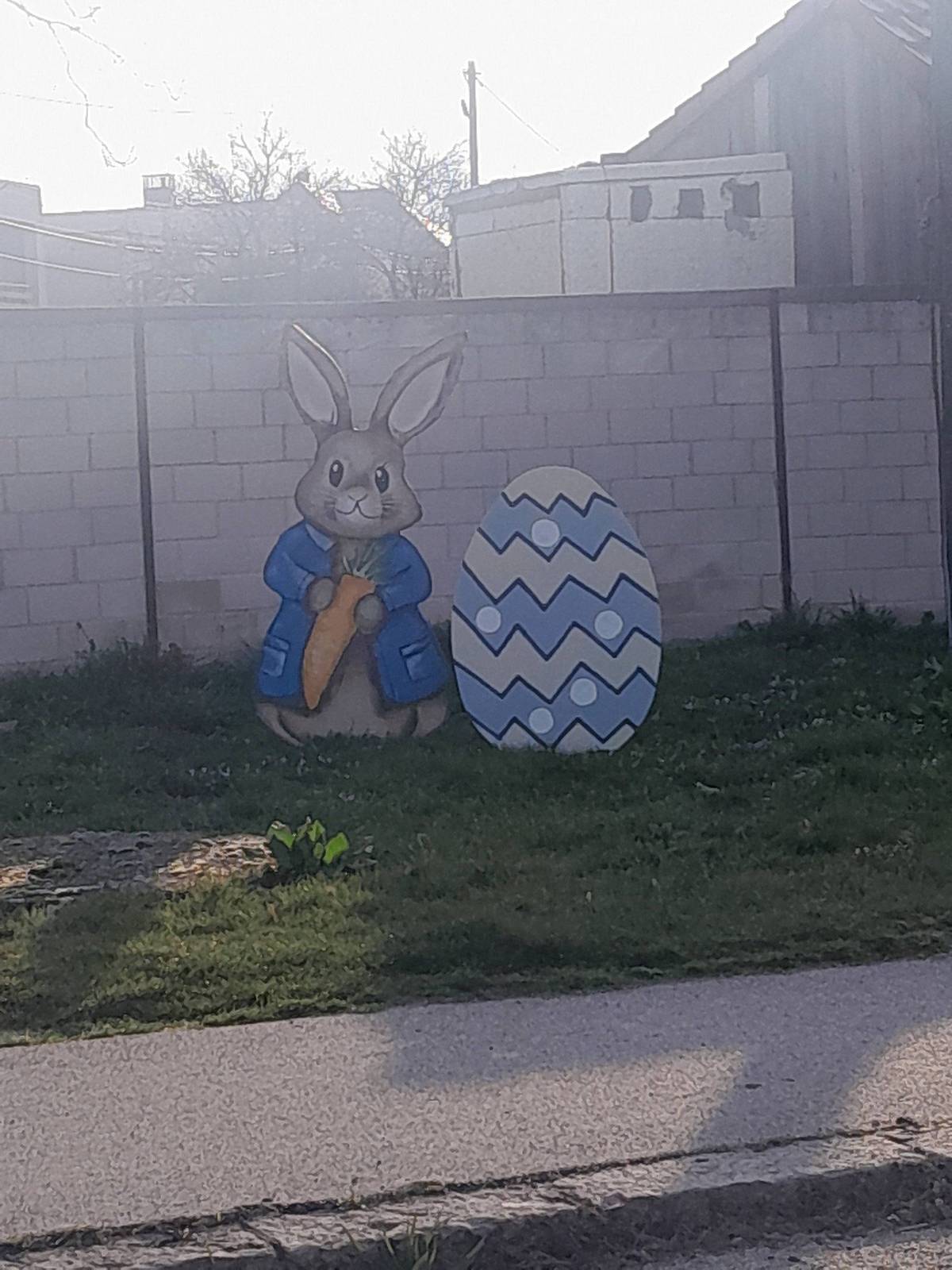 Vážení spoluobčania ako ste si už mohli niektorí všimnúť našu dedinku budú počas Veľkonočných sviatkov zdobiť prekrásne zajace s veľkonočnými vajcami, ktoré dala obec Vrádište vyrobiť pre nás všetkých. Teší nás , že sa v našej obci podarilo opäť vytvoriť niečo také pekné , čo nám pripomenie sviatky Veľkej noci a poteší malých, veľkých ale aj okoloidúcich. Veľká vďaka patrí rodine Balgovej , za šikovné ruky , za ich čas a srdce , ktoré do týchto veľkonočných ozdôb vložili a pre nás vyrobili , ale aj našim deťom zo základnej školy , ktoré pomáhali maľovať veľkonočné vajcia. Zastavte sa na chvíľu keď pôjdete okolo a vychutnajte si Veľkonočnú atmosféru v našej dedinke.