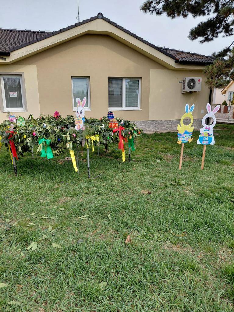 Pred OcÚ nám “vyrástol” veľkonočný veniec ktorý bude ešte dozdobený v pondelok výrobkami detí ZŠ a MŠ. Každý kto pôjde okolo môže využiť dvoch zajačikov na fotenie. Šarmantné kolegyne názorne predviedli použitie.  Ďakujeme dievčatám OcÚ za vytvorenie krásneho priestoru k blížiacim sa sviatkom jari.