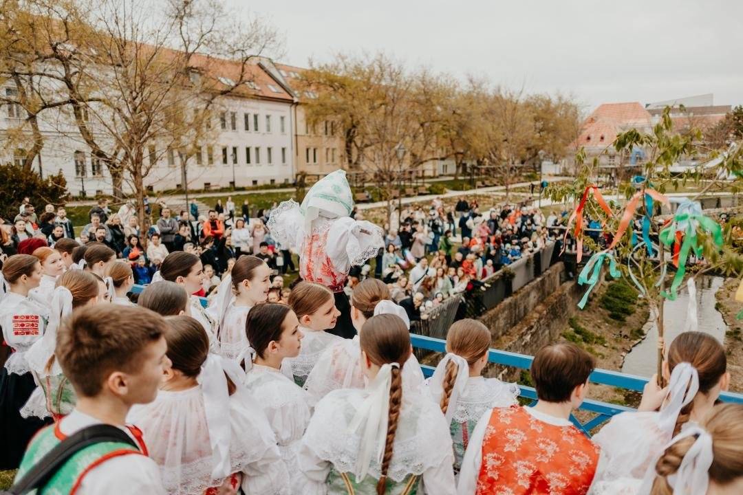 Už túto nedeľu 29. marca ožije centrum nášho kráľovského mesta starými jarnými zvykmi – čaká nás vynášanie Moreny, Letečkovanie, folklórne vystúpenia, detské divadielko aj remeselníci. Program štartuje o 15.00 h ľudovými zvykmi a sprievodom, v ktorom vypravíme slamenú Morenu dolu prúdom.  Príďte sa s nami symbolicky rozlúčiť so zimou a privítať jar. Viac informácií nájdete v tomto článku.