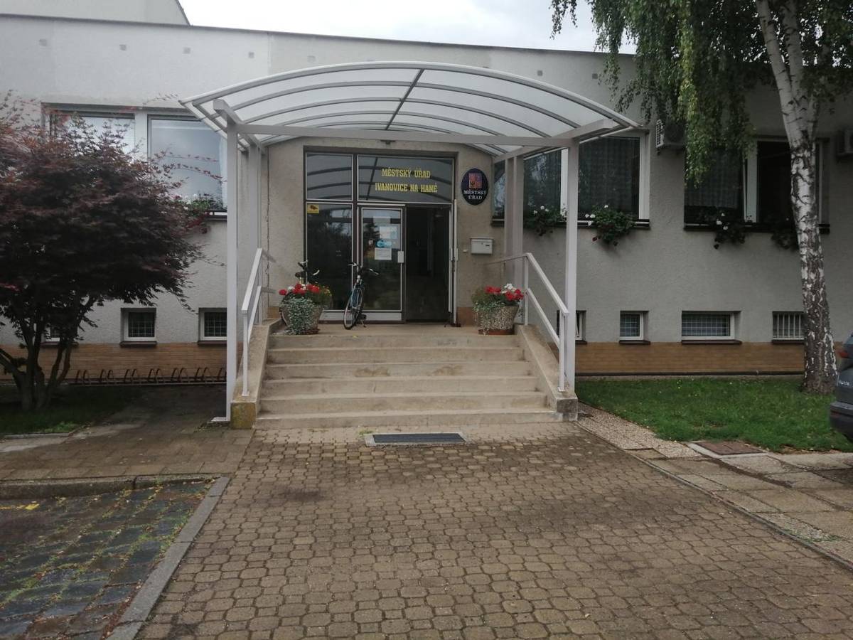 Město Ivanovice na Hané bude opravovat a rekonstruovat budovu Kulturního domu a městského úřadu. Město získalo dotaci na nadlimitní veřejnou zakázku na stavební práce Energetické úspory - Městský úřad Ivanovice na Hané.