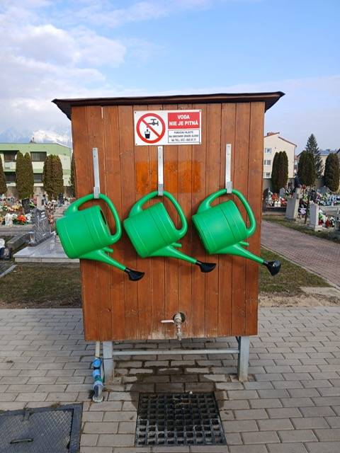Oznamujeme návštevníkom miestneho cintorína, že k studni s vodou boli doplnené plastové polievacie konvy, ktoré si môžete v prípade potreby zapožičať na zalievanie. Po použití prosíme o ich vrátenie naspäť na stojan, aby mohli slúžiť ďalším návštevníkom.