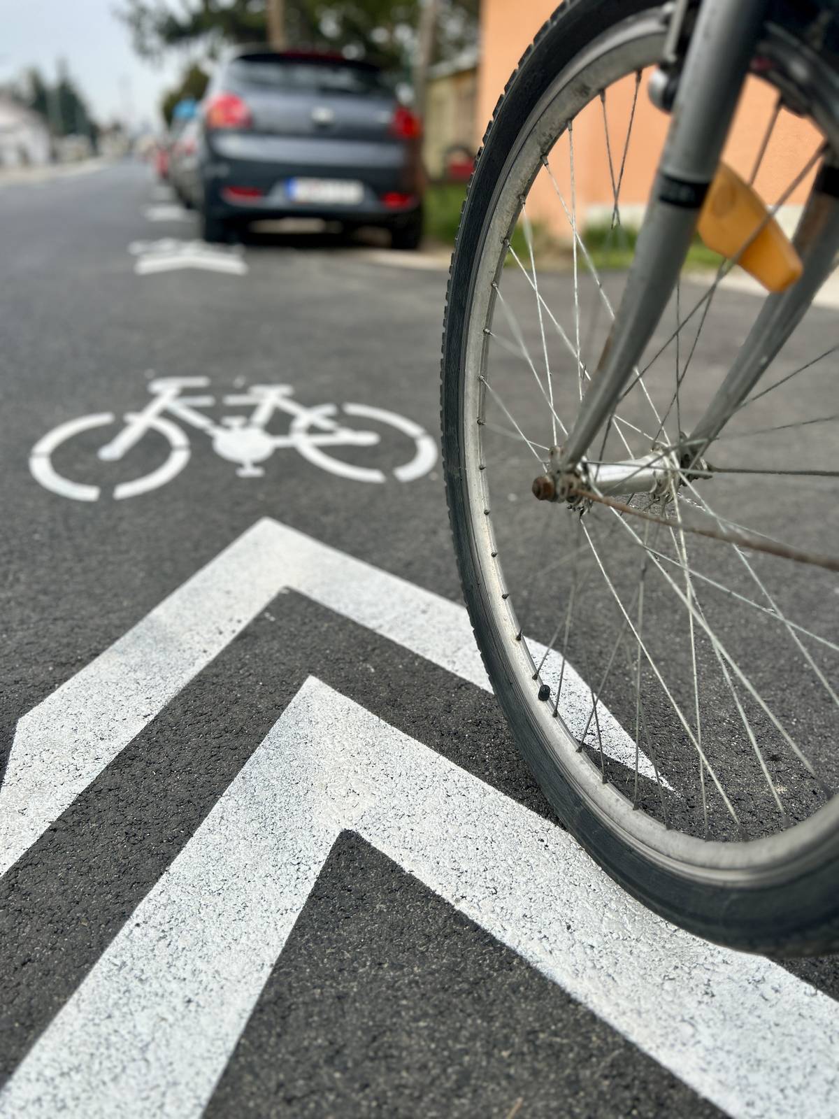 ➡️V našom meste pribudol nový typ vodorovného dopravného značenia – cyklistický koridor. Mnohí vodiči aj cyklisti si ho však pletú s vyhradeným jazdným pruhom pre cyklistov. Aby bola doprava v našom meste bezpečná a plynulá, pripravili sme pre vás prehľad toho, čo toto značenie znamená v praxi a aké pravidlá platia pre parkovanie. ✅Čo je to cyklistický koridor? Dopravné značenie (označované ako V 8b) pozostáva z piktogramu bicykla a dvoch šipok (tzv. „sharrow“). Na rozdiel od klasického cyklopruhu, ktorý je od vozovky oddelený súvislou alebo prerušovanou čiarou, koridor nie je samostatným jazdným pruhom. Je to priestor, v ktorom sa mieša doprava cyklistov a motorových vozidiel. ✅Čo to znamená pre vodičov za volantom? 1. Môžete cez cyklistický koridor jazdiť: Vodič motorového vozidla môže po tomto značení jazdiť kolesami alebo celým vozidlom. 2. Zvýšená pozornosť: Značenie vás upozorňuje, že v tomto úseku je zvýšený pohyb cyklistov priamo v jazdnej dráhe. 3. Bezpečný odstup: Pri predchádzaní cyklistu musíte dodržať bočný odstup minimálne 1,5 metra (nad 50 km/h) alebo 1 meter (do 50 km/h). ✅Čo to znamená pre cyklistov? 1. Určenie dráhy: Koridor ukazuje, kadiaľ je najbezpečnejšie prechádzať (napr. mimo zóny otvárania dverí zaparkovaných áut). 2. Žiadna výlučná prednosť: Cyklista musí dodržiavať pravidlá cestnej premávky ako každý iný účastník. ✅Zastavenie a státie: Čo je dovolené? Toto je bod, v ktorom vzniká najviac nejasností. Pravidlá pre cyklistický koridor sú voľnejšie než pri vyhradených pruhoch, no stále majú svoje limity:  Zastavenie a státie je povolené: Keďže koridor nie je samostatný pruh, ale len vyznačený smer pohybu cyklistov v rámci bežného pruhu, vodič na ňom môže zastaviť aj stáť, ak to nie je zakázané inou dopravnou značkou (napr. zákazom zastavenia). Pravidlo voľného pruhu: Pri státí (parkovaní) však musí zostať voľný aspoň jeden jazdný pruh široký najmenej 3 metre pre každý smer jazdy (v obojsmernej premávke spolu 6 metrov). Ak by zaparkované auto túto šírku obmedzilo, stáť tam nesmie bez ohľadu na koridor. Ohľaduplnosť nadovšetko: Hoci je státie na koridore legálne, vodiči by mali zvážiť, či tým výrazne neohrozia bezpečnosť. Auto zaparkované priamo na piktogramoch núti cyklistov vybočiť hlbšie do stredu cesty, priamo pred idúce autá.  💙Či už je cesta označená aj pre bicykle, alebo nie, v rámci cestnej premávky by v každom prípade (vždy a všade) malo platiť najmä vzájomné rešpektovanie jeden druhého. Veríme, že s rovnakým nastavením budú novú cestu využívať všetci obyvatelia mesta.