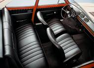 Příkladně „uklizený“ interiér: volant, přístrojový štít a vnitřní klička dveří představují mnoha lety posvěcené doplňky