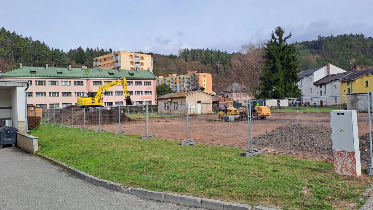 Město Úpice pronajalo část pozemkové parcely č. 2293 v k.ú. Úpice (plocha vedle PENNY marketu) společnosti SWIETELSKY stavební s.r.o. za účelem zřízení staveniště pro stavbu „III/3012 – Úpice – Radeč“ – výstavba veřejné kanalizace a rekonstrukce komunikace. Pronájem je na dobu určitou od 15.3.2026 do 30.6.2028. Město Úpice pronajalo část pozemkové parcely č. 2081/1 v k.ú. Úpice (plocha v kempu) a část pozemkové parcely č. 1858/1 v k.ú. Radeč (plocha vedle sběrného dvora v Radči) společnosti DOMI DOTO, s.r.o. za účelem zřízení staveniště pro stavbu „III/3012 – Úpice – Radeč“ – výstavba veřejné kanalizace a rekonstrukce komunikace. Pronájem je na dobu určitou od 15.3.2026 do 31.12.2027.