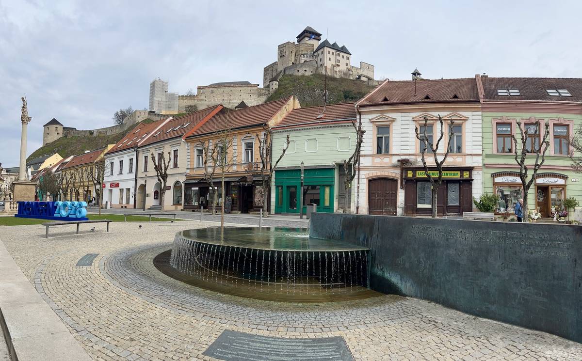 Práve dnes sa po zimnej odstávke zaplnila vodou Fontána Marca Aurelia na Mierovom námestí. Aj v tomto roku nám spríjemní pobyt v centreTrenčína a v horúcich dňoch prispeje i k osvieženiu ovzdušia. Spolu s ňou je od dnes v prevádzke aj fontána na námestí pri Rozkvete.   Fontána Marca Aurelia predstavuje bronzovú misu s prepadávajúcou vodnou [...]Čítať viac...