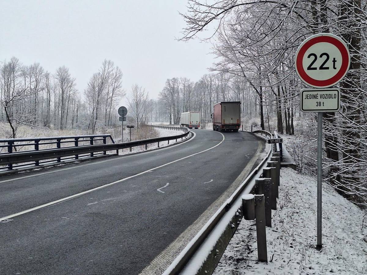 Od 30. března 2026 bude probíhat rekonstrukce mostu na silnici I/57 u obce Liptaň (směr Krnov – státní hranice). Po dobu prací bude doprava v místě vedena kyvadlově jedním jízdním pruhem a řízena semafory. Řidiči musí počítat se zdržením.