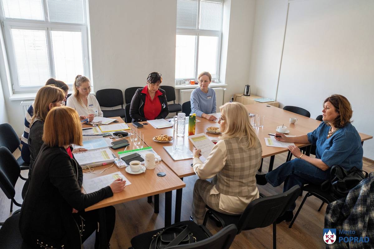 Mesto Poprad zorganizovalo dňa 19.3.2026 stretnutie s poskytovateľmi sociálnych služieb pôsobiacimi na jeho území. Zúčastnili sa ho zástupcovia verejného poskytovateľa, t.j. mesta Poprad so zriadenou organizáciou Centrum sociálnych služieb, ale aj neverejní poskytovatelia sociálnych služieb pôsobiaci na území mesta: Familiaris, Léthe, n. o., Seniorpark n. o., Progresfem, Senires, n. o., Slovenský Červený kríž – územný spolok Poprad, Združenie Nádej na pomoc ľuďom s mentálnym postihnutím, Spišská katolícka charita, Kvetinka, Rehab, Lúčik Nádeje pre Nepál.   Hlavným cieľom stretnutia bolo vyhodnotenie plnenia Komunitného plánu sociálnych služieb mesta Poprad na roky 2021 – 2030, pričom pozornosť bola zameraná na jeho napĺňanie za rok 2025.   Účastníci spoločne zhodnotili dosiahnuté výsledky, identifikovali výzvy a diskutovali o ďalších krokoch smerujúcich k zlepšeniu dostupnosti a kvality sociálnych služieb v meste.  „Vyslovujem uznanie práci sociálnych pracovníkov, ktorí sa každodenne angažujú v zlepšovaní života jednotlivcov, rodín a komunít v našom meste. Je to profesia nielen krásna, ale aj mimoriadne náročná, pretože si vyžaduje vytrvalosť, ľudskosť a vysokú mieru empatie. Prináša so sebou množstvo silných životných príbehov - radostných aj náročných a často zostáva pre verejnosť akoby neviditeľná. O to viac si ju vážim. Bez oddanej práce týchto vzácnych ľudí by systém sociálnych služieb nemohol fungovať, a preto im úprimne ďakujem,“ poznamenal primátor Anton Danko.