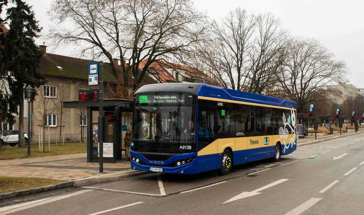 Z dôvodu prác na vodovodnom potrubí, ktoré zahŕňajú prepojenie vodovodnej odbočky a následnú opravu vozovky, nebude linka č. 8 Mestského busu v stredu 25. a vo štvrtok 26. marca 2026 obsluhovať zastávku Orion B.    Spoje autobusovej linky č. 8, ktoré ďalej pokračujú na zastávku Študentská B, budú v uvedenom termíne premávať po obchádzkovej trase cez Ulicu A. Sládkoviča a A. Hlinku.    Zmena trasovania linky sa nedotkne ostatných zastávok, môže však dôjsť k miernemu meškaniu spojov v dôsledku predĺženej trasy.     Ospravedlňujeme sa za vzniknuté komplikácie a ďakujeme za pochopenie.     Viac informácií nájdete v tomto článku.