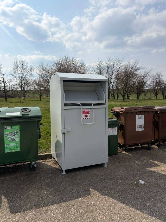 Na Okály byl dovezen nový kontejner na textil. Prosíme o dodržování následujících pravidel pro správný sběr. ✅ Co do kontejneru PATŘÍ Čisté a suché oblečení – trička, kalhoty, svetry, bundy a další. Boty – prosíme vždy svázané v páru. Lůžkoviny – povlečení a prostěradla. Textilní doplňky – kabelky, batohy a podobně.   Prosba: Textil vkládejte vždy zabalený v pytli.   ❌ Co do kontejneru NEPATŘÍ   Znečištěný nebo mokrý textil.   Koberce a matrace.   Molitan ani průmyslové hadry.    Pokud zjistíte, že je kontejner již plný, neodkládejte prosím věci mimo něj. V takovém případě kontaktujte starostu obce na telefonním čísle 739 239 833. Děkujeme vám za dodržování těchto pravidel.