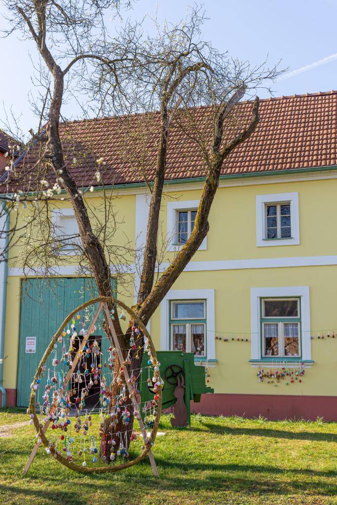 V neděli 29.3.2026 od 8:00 do 17:00 hod. jste zváni na velikonoční prohlídku Hasoňovy chalupy, kde můžete zhlédnout výrobu a zakoupit výrobky z šustí, háčkované výrobky a kraslice a zhlédnout ukázku podmalby obrázků na sklo. Pro děti je připraveno velikonoční tvoření.