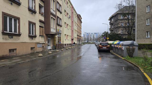 V ulici Na Odpoledni vzniknou nové podélné parkovací plochy, které v této lokalitě dlouhodobě chybějí. Jejich zřízení si vyžádá úpravu šířky stávající komunikace – původní osmimetrová vozovka se po vybudování dvoumetrového parkovacího pruhu zúží na šest metrů.                               Číst dál...