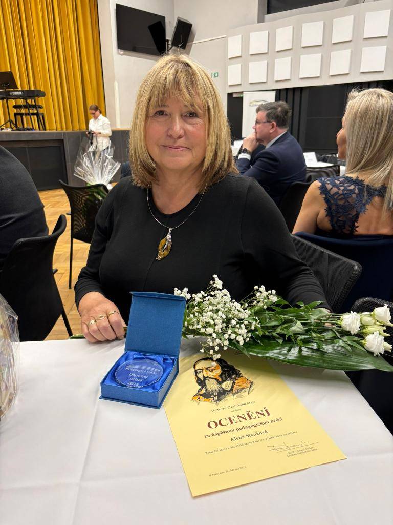 Paní zástupkyně pro mateřskou školu Alena Manková byla u příležitosti  Dne učitelů mezi třiceti šesti pedagogy,  které Plzeňský kraj ocenil za jejich dosavadní pedagogickou činnost.
