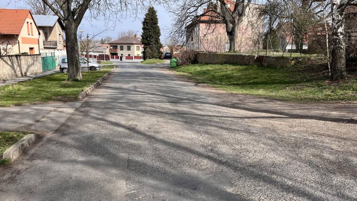 Další silnice v Křečhoři se dočká opravy.  Zastupitelstvo obce na včerejším jednání rozhodlo, že místní komunikace z návsi směrem k panelové cestě k Libodřicům bude opravena.