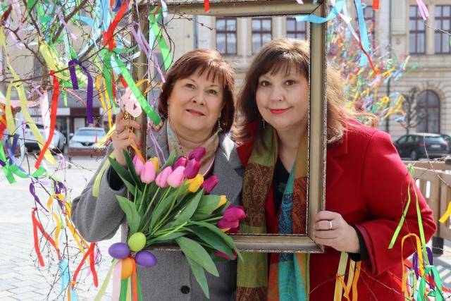 Dnes skončilo předláždění Masarykova náměstí - a tak se jeho jarní výzdoba může naplno ukázat v celé své barevnosti. Ústředním motivem je kraslicovník – břízka ověšená desítkami kraslic, které vytvořily děti z přerovských mateřinek a základních škol společně s místními malérečkami. Barevné ozdoby dodávají náměstí svěží a slavnostní atmosféru před Velikonocemi. Kolem kašny stojí čtyři další břízky ozdobené stuhami, které doplňují výtvarnou kompozici celé plochy.  Přerované si mohou novou výzdobu nejen prohlédnout, ale také se u ní vyfotit – tradiční jarní fotokoutek má na náměstí opět své místo a láká k rodinným i individuálním snímkům.