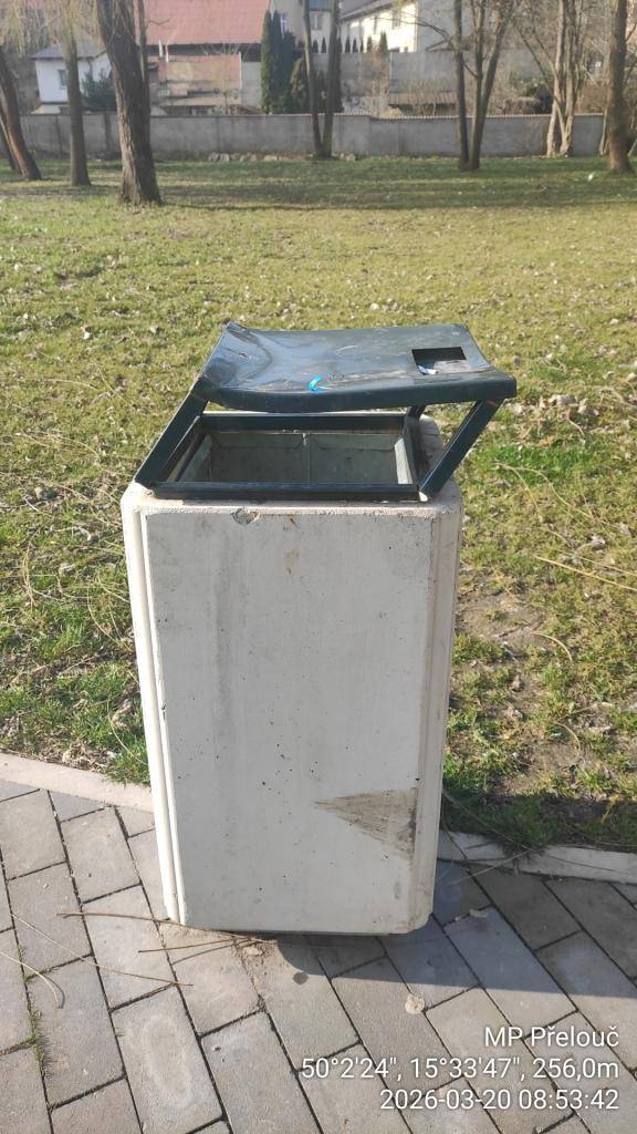 Kamerový systém odhalil pachatele poškozeného odpadkového koše