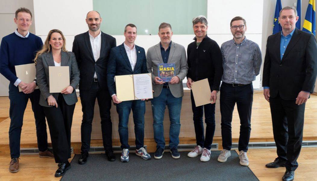 Zlín – Zlínská radnice se v pondělí 23. března stala místem podpisu čtyřstranného memoranda o vzájemné spolupráci na přípravě a realizaci výjimečného fotbalového projektu Barca Academy Camp Zlín 2026. Dokument stvrzuje společnou vůli partnerů přivést do města prestižní mládežnický kemp inspirovaný metodikou La Masia, slavné akademie FC Barcelona.