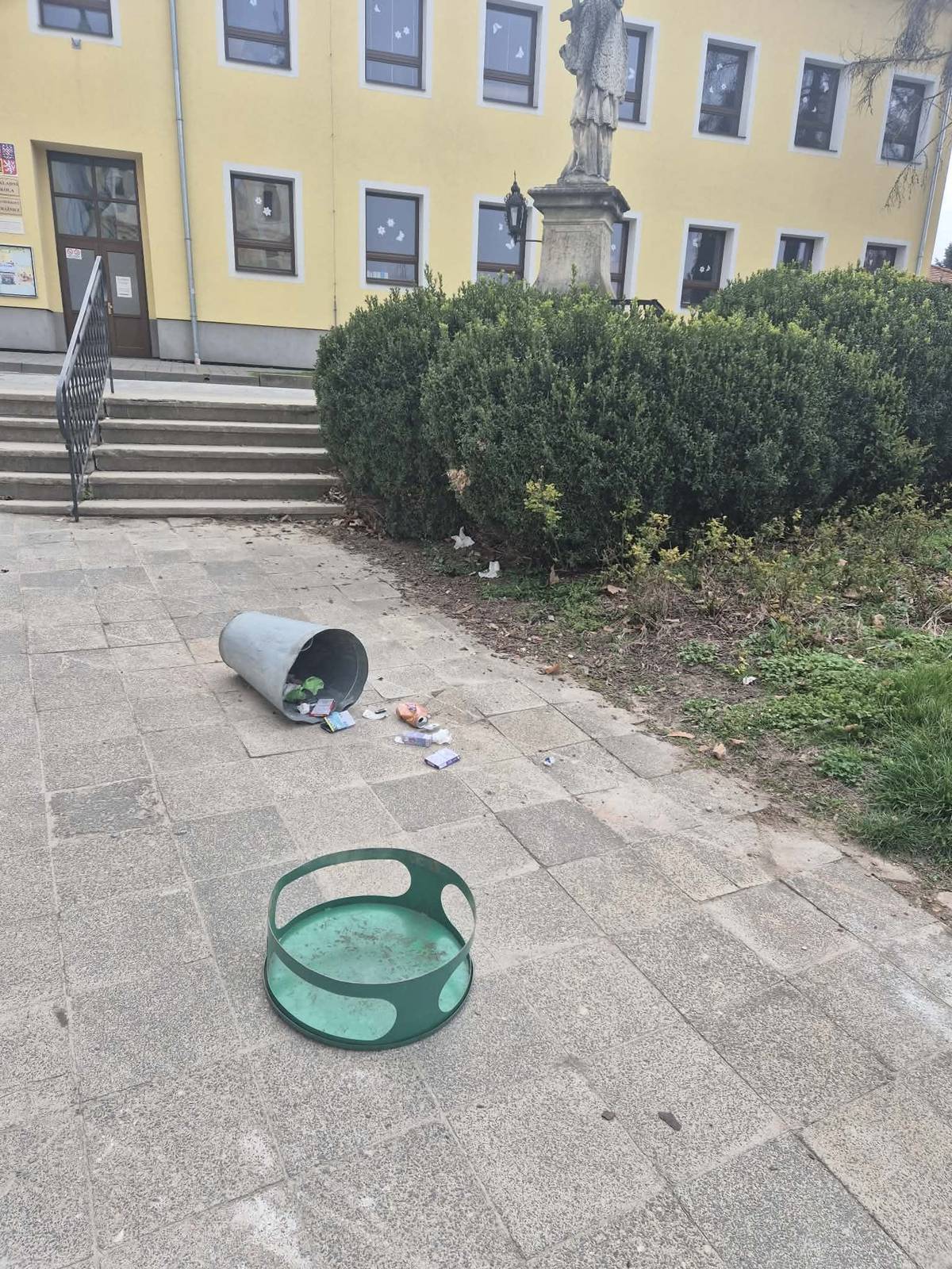 Bohužel se po uplynulém víkendu opět potýkáme s následky vandalismu 😔 Poničené odpadkové koše, vyvrácený strom (pravděpodobně po úmyslném poškození), oškubané listí z dřevin a květin… 🌳🌿 Technické služby musely věnovat svůj čas opravám a úklidu těchto škod 🛠️🧹 Čas, který mohl být využit na další smysluplné zlepšování našeho města. Prosíme všechny o ohleduplnost k veřejnému prostoru 🙏 Město je nás všech – chovejme se k němu s respektem 💚 Děkujeme.