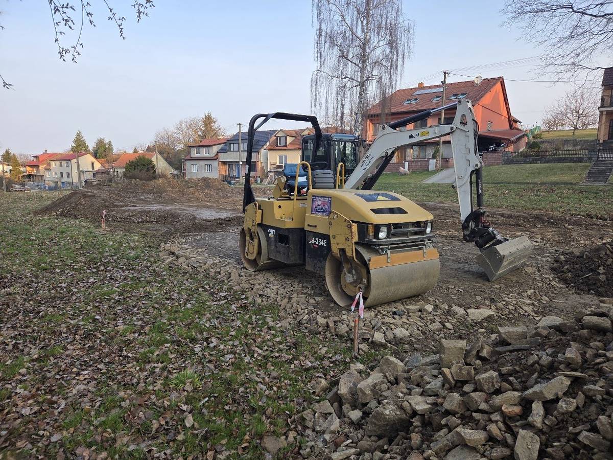 V obci Kotvrdovice se dlouhodobě snažíme dětem nabízet pestré možnosti pohybových aktivit. V návaznosti na tuto snahu a s ohledem na skutečnost, že po stavebních pracích v intravilánu obce zůstalo větší množství zeminy, jejíž odvoz na skládku by byl finančně náročný, jsme se rozhodli využít ji smysluplným způsobem a vybudovat tzv. pumptrack🚴 – primárně určený dětem. Pumptrack je uměle vytvořený uzavřený okruh tvořený terénními vlnami, klopenými zatáčkami a dalšími prvky, které umožňují plynulou jízdu na kole. Současně si dovolujeme upozornit, že při zahájení podobných projektů v obci se poměrně často objevují "podněty od všímavého občana🙂" směřované na různé kontrolní orgány, jako jsou například Inspekce, popř. Odbor životního prostředí či stavební úřad. V této souvislosti ujišťujeme, že i tento projekt je realizován v souladu se všemi platnými předpisy a normami.  -LK-