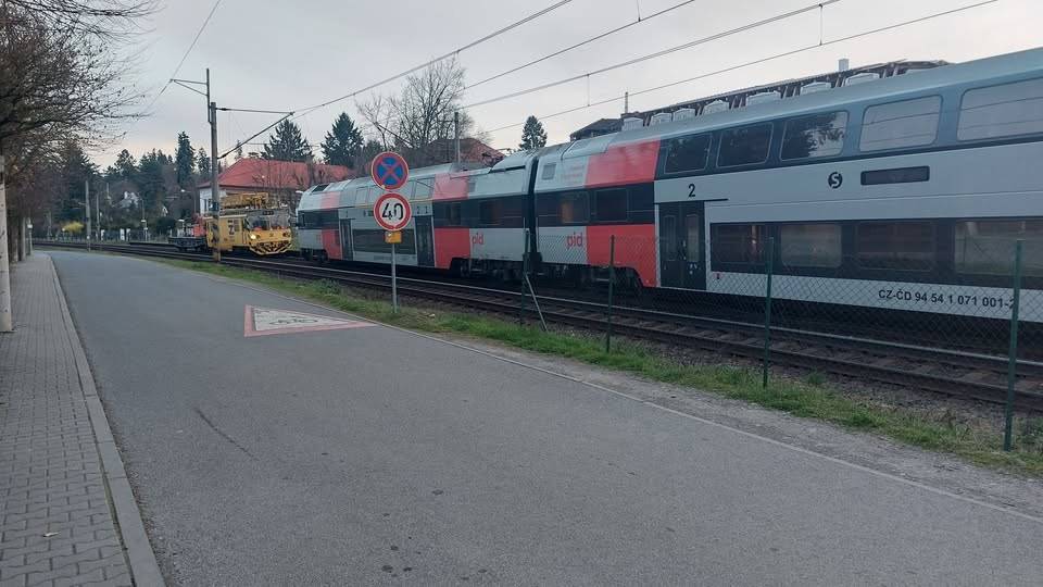 Vzhledem k velkému rozsahu poškození vlakové troleje bude až zhruba do zítřejšího poledne uzavřen přejezd v Radotíně a vlaková doprava bude v provozu pouze po jedné koleji.