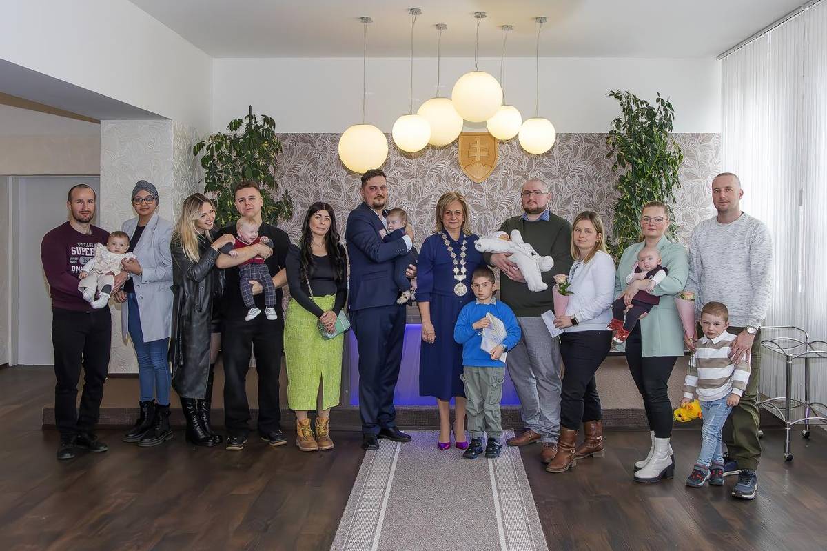 Mesto Svit v spolupráci so Zborom pre občianske záležitosti zorganizovalo dňa 21. marca 2026 v Obradnej sieni mesta Svit v Dome kultúry slávnostné prijatie novonarodených detí primátorkou mesta Ing. Dášou Vojsovičovou.