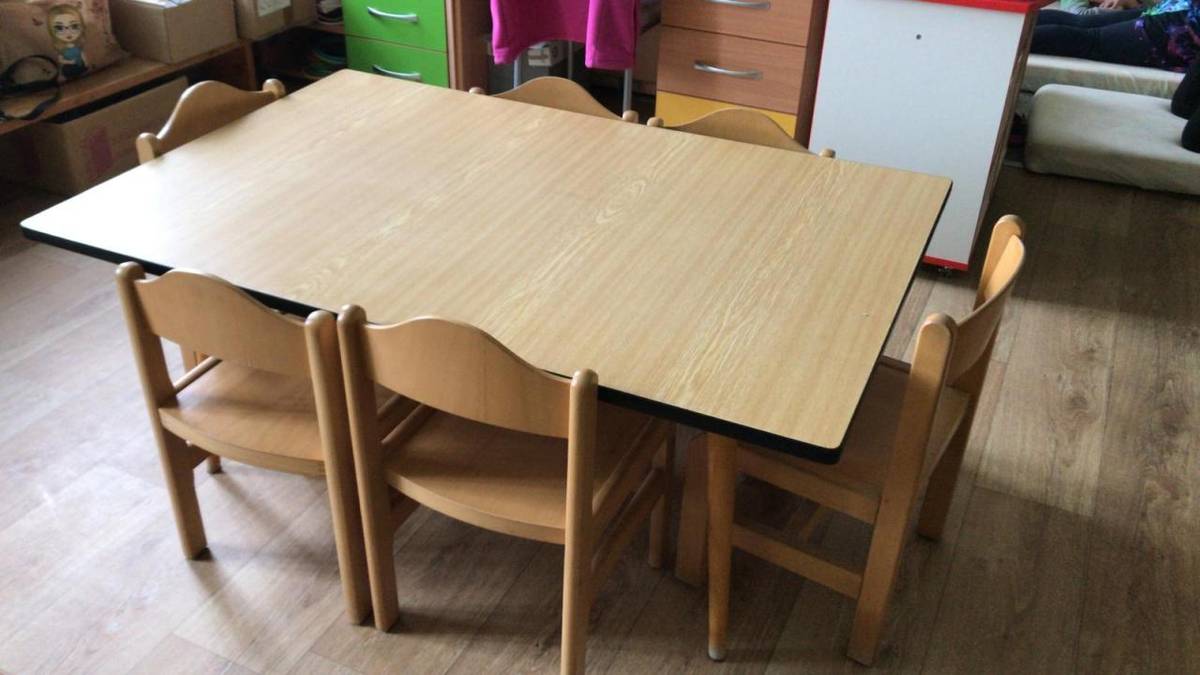 Obec Batňovice nabízí dětské dřevěné 4 stolky a 22 židliček, vhodné do MŠ nebo mateřského centra. Cena po vzájemné dohodě. Volejte 602 587 083
