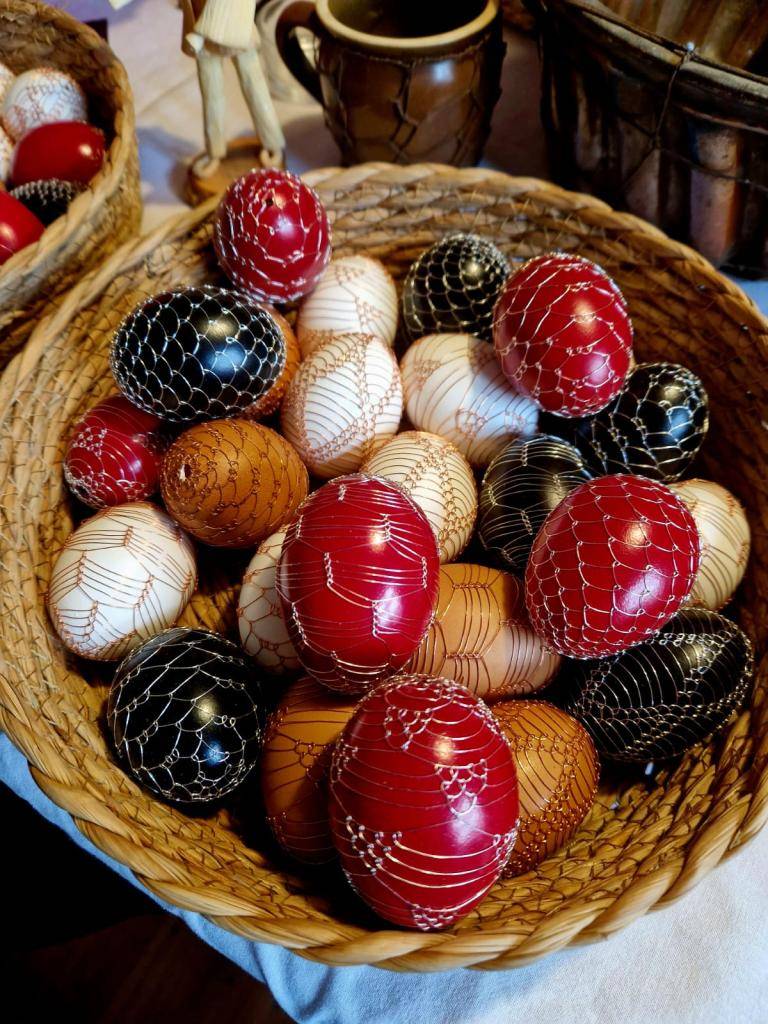 V neděli 29. března 2026 od 14.00 do 17.00 hod. jste srdečně zváni na Trchalíkovu usedlost na pletení tatarů a ukázku výroby oplétaných kraslic drátkem a batikovaných kraslic.