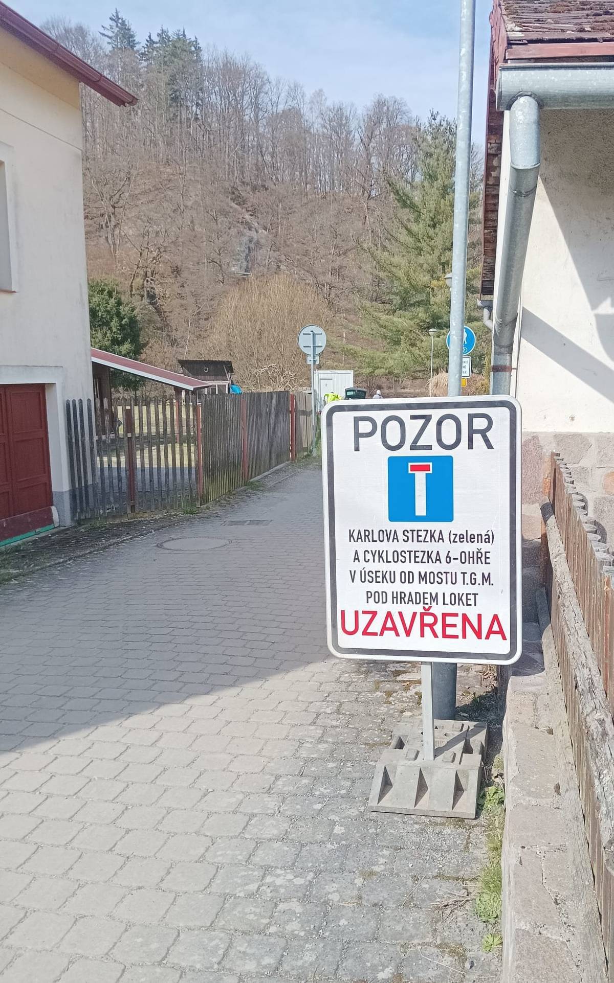 Z důvodu realizace stavby „Odstranění havarijního stavu nestabilního svahu na pozemku 10/1a v k.ú. Loket“ dojde k dočasné uzavírce části cyklostezky pod hradem. Předpokládaný termín uzavírky je od března do července 2026. Žádáme návštěvníky i občany o respektování dopravního značení a zvýšenou opatrnost v dané lokalitě. Děkujeme za pochopení.