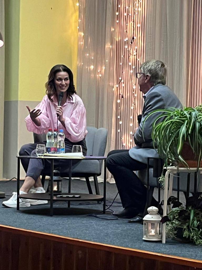 Na milé setkání s populární herečkou a moderátorkou Adélou Gondíkovou v kulturním sále Baník si v úterý 24. 3. našla čas více než stovka spokojených diváků ze Zbůchu i okolí.