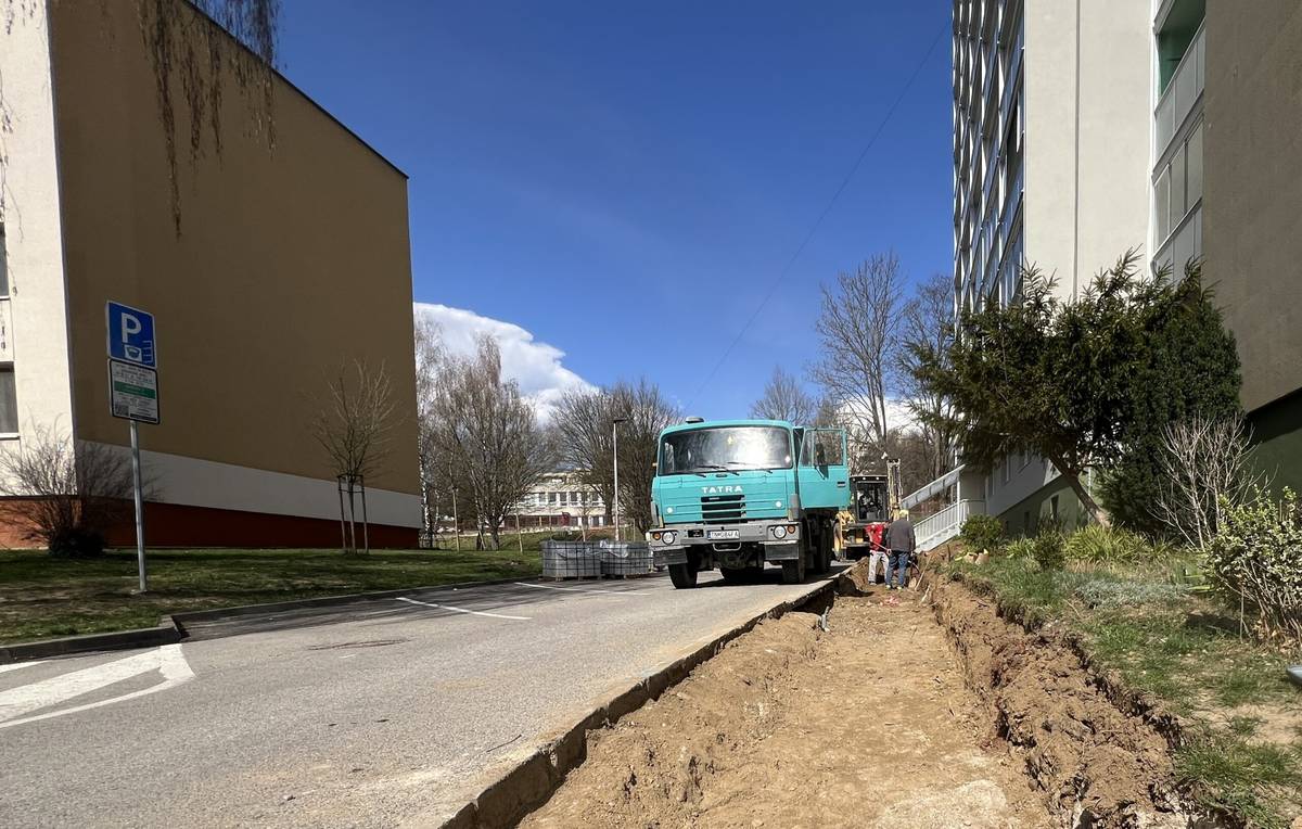 Jeho výstavba sa začala tento týždeň. Povedie pozdĺž slepej miestnej cesty na Západnej ulici a prepojí existujúci chodník so vstupom do bytového domu č. 2518. Nový chodník na sídlisku Juh v dĺžke takmer 28,5 metra bude mať povrch z betónovej dlažby s minimálnym pozdĺžnym sklonom pre odvodnenie. V mieste vstupov chodcov na cestu sa obrubníky osadia bezbariérovo. Práce [...]Čítať viac...