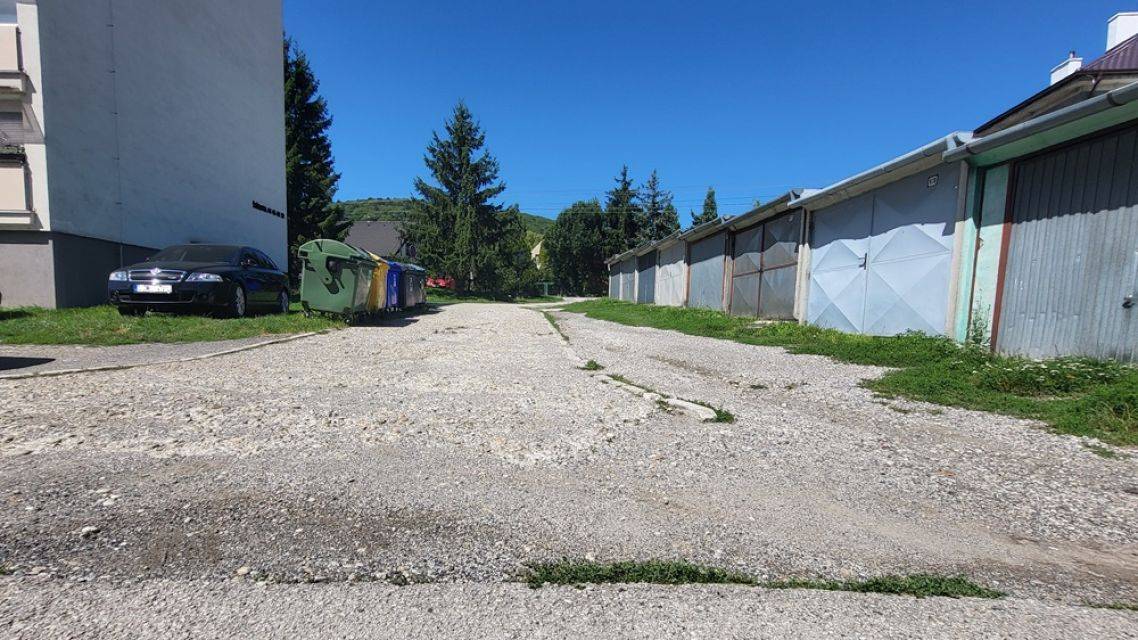 Vo štvrtok 26. marca 2026 sa opätovne rozbehnú práce na odstavnej ploche medzi bytovými domami B6 a B7 a zároveň na ceste od ulice Štúrova ku garážam..