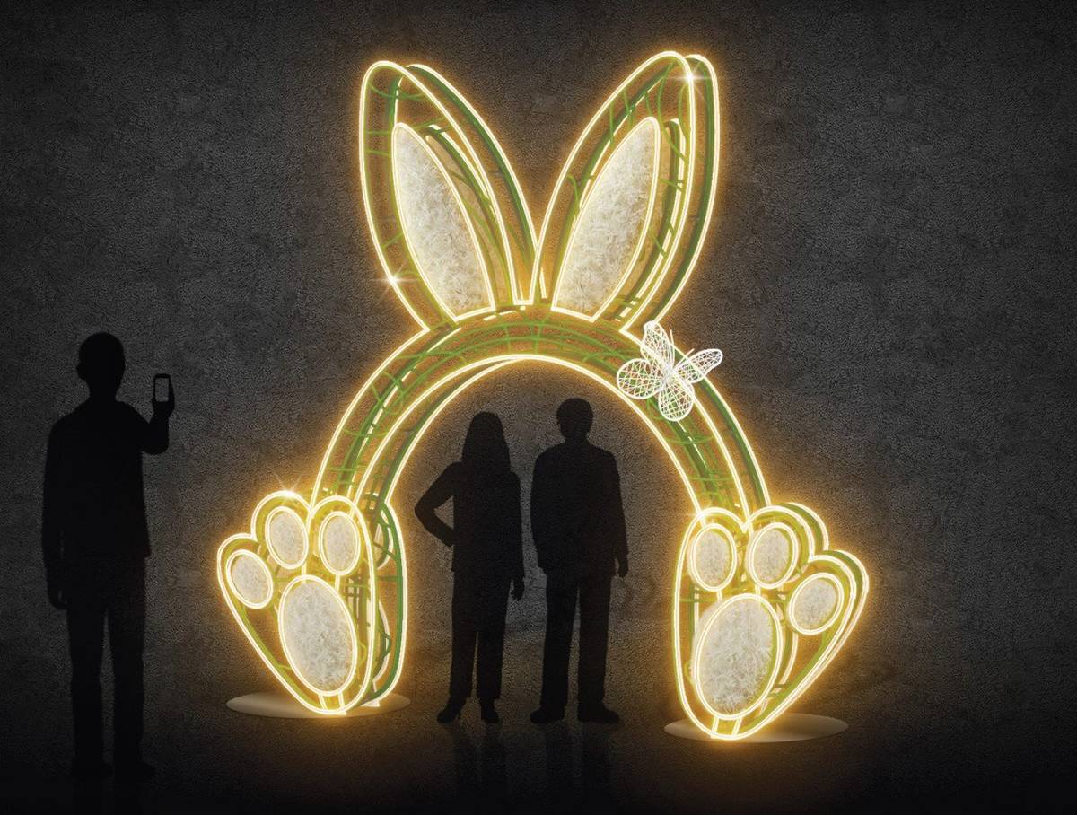 Jarní atmosféru s pouličním divadlem, kejklíři, hudbou a folklorním vystoupením, jarmarkem i ukázkami lidových tradic přináší oblíbená akce Velikonoce na Jihu. Ta se uskuteční tuto sobotu 28. března od 10 do 17 hodin na Náměstí Ostrava-Jih. Vstup na ni je zdarma. Od 30. března do 15. dubna ozdobí náš obvod čtyři tematické velikonoční dekorace, které potěší při procházkách napříč Ostravou-Jih. Vybrat si můžete:  bránu s kuřátkem na „rondlu“ v Hrabůvce velikonočního zajíce na Náměstí Ostrava-Jih květinovou bránu u střediska Terapeut ve Výškovicích jarní fotorám a kuřátko u kaple na ulici Jugoslávská v Zábřehu.  Užijte si tradice a společné chvíle na Jihu 🐣