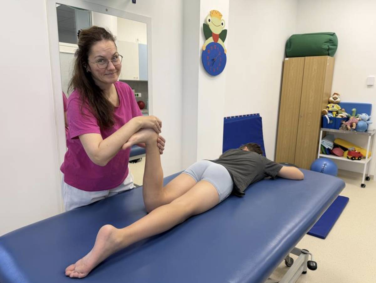 Nemocnice Třebíč zahájila provoz v nově zrekonstruovaných prostorách v 1. nadzemním podlaží budovy U. Pacienti tam nově najdou hned několik specializovaných ambulancí i modernější zázemí. V opraveném podlaží jsou ambulance endokrinologie, revmatologie, nefrologie, diabetologie, paliativní péče a poradna pro pozůstalé. Dále také dvě logopedické ambulance, pracoviště dětské rehabilitace a centrální odběrová místnost. Rekonstrukce nahradila původní nevyhovující uspořádání. Nové prostory jsou světlejší, přehlednější a pohodlnější pro pacienty i zdravotníky. Nechybí čekárny, vyvolávací systém ani nové sociální zázemí včetně bezbariérové toalety. Prostory prošly kolaudací letos v únoru a od poloviny března už slouží veřejnosti.