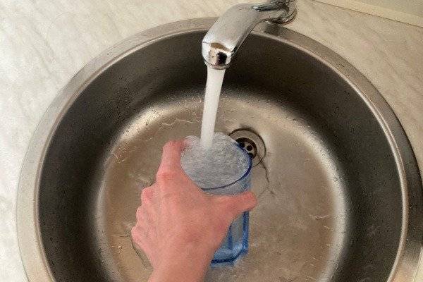 Informujeme vás o přerušení dodávky teplé vody pro objekty v městské části Havířov – Město ve čtvrtek 2. dubna 2026 od 08:00 do 14:00 hodin z důvodu plánované opravy na vodovodní síti.  Více informací o zahájení opravy a přerušení dodávky vody naleznete na www.smvak.cz v sekci Přerušení dodávky vody, podsekci Plánované odstávky. Odstávka se týká níže uvedených objektů v Havířově: HOFR správa nemovitostí, s.r.o.  Gogolova 2, 4, 6, 8 Majakovského 1, 3, 5, 7  Heimstaden Czech s.r.o.  17.listopadu 9, 11, 13 1.máje 10, 12 Dlouhá třída 26, 28, 30 Majakovského 8  Městská realitní agentura  1.máje 14, 16 A.S.Puškina 1, 2, 3, 4, 5, 6, 7 Dlouhá třída 20, 22, 24 Gogolova 1, 3, 5, 7 Majakovského 2, 4, 6, 9, 11, 13, 15 Turgeněvova 2, 4, 6  Stavební bytové družstvo Havířov  Turgeněvova 1, 3  Statutární město Havířov  A.S.Puškina 7a  Passion-real s.r.o.  Dlouhá třída 18c  STYL INVEST s.r.o.  Dlouhá třída  24a  Quyen Le  Dlouhá třída  18a  Omlouváme se za případné komplikace a děkujeme za pochopení. Havířovská teplárenská společnost, a.s. https://havirov-city.cz/aktuality/planovane-preruseni-dodavky-teple-vody-ve-ctvrtek-2-dubna-mesto