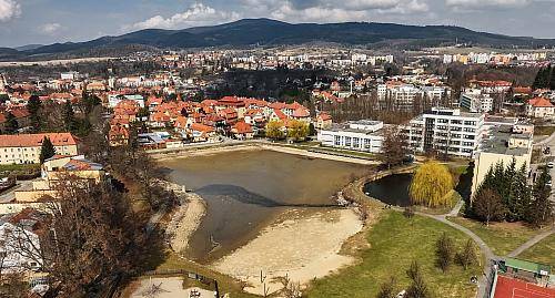 "Uvědomujeme si problémy s kvalitou vody během letní sezóny a rozhodli jsme se přijmout konkrétní opatření, která povedou k jejímu zlepšení," uvádí Zdeněk Zajíček, jednatel společnosti Lesy města Český Krumlov. Plánovaná opatření konzultují se specialisty v oboru mikrobiologie vod a rybářství.