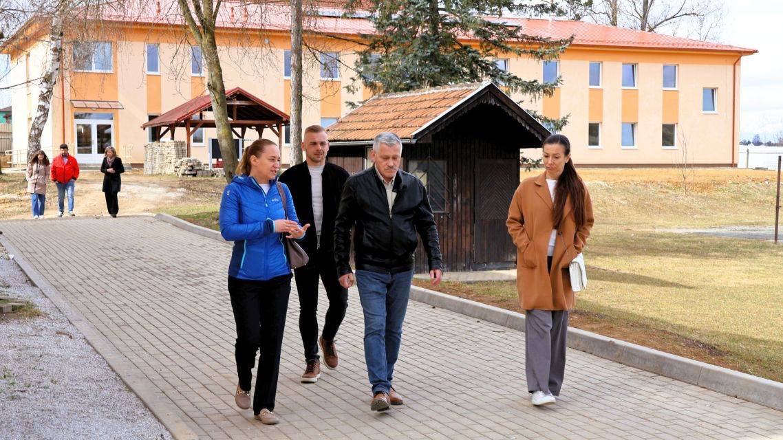 V obci Markušovce sa dňa 19. marca 2026 uskutočnilo pracovné stretnutie zástupcov Ministerstva školstva, výskumu, vývoja a mládeže Slovenskej republiky so starostom obce a projektovým tímom k realizácii projektu výstavby novej budovy základnej školy.  