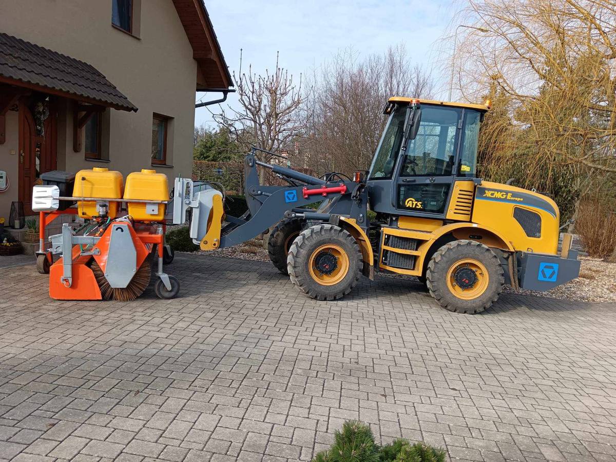 V pondělí 30.3.2026 od 11 do 16 hod bude v Dolní Kalné a Slemeně provedeno strojové čištění (zametání) asfaltových komunikací a dlážděných ploch po zimní údržbě - posypu kamínkem.   Prosíme občany, aby v pondělí neparkovali na komunikacích a veřejných prostranstvích a zametání tak svými vozidly nebránili. Děkujeme za pochopení.