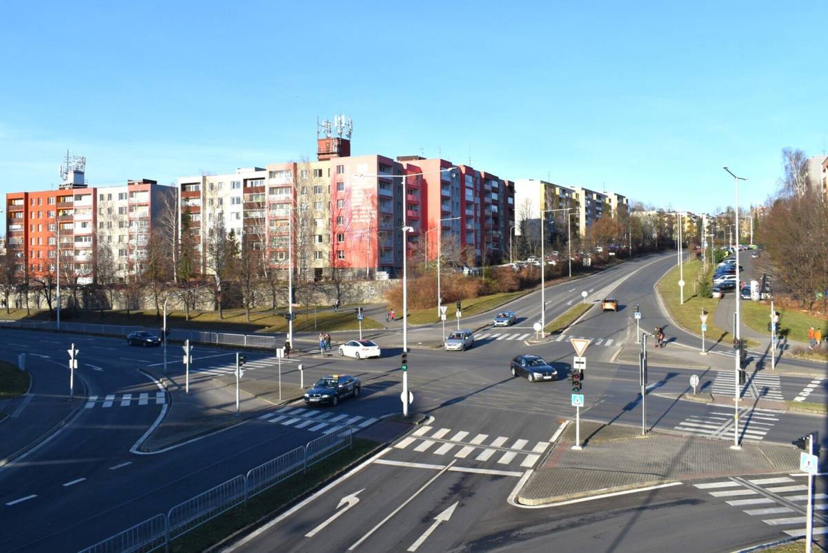 Přípravné práce na rekonstrukci světelného signalizačního zařízení křižovatky ulic Revoluční a Bruzovská pokračují.  Podle postupu prací, nejpozději od 8. 4. 2026, dojde k omezení dopravy na křižovatce, postupně dojde k uzavíraní jednotlivých jízdních pruhů a provoz bude řízen stávajícími dopravními značkami.