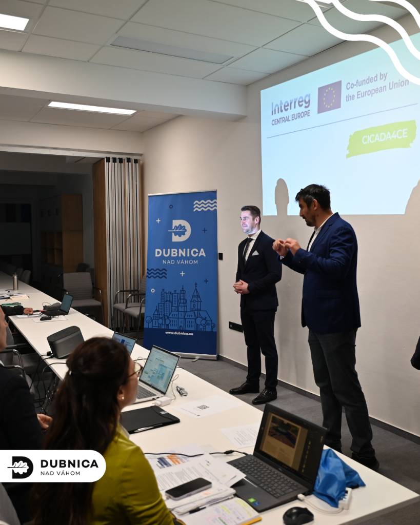 V dňoch 26. – 27. marca 2026 sa v priestoroch budúceho co-workingového centra na Partizánskej ulici v našom meste uskutočnila konferencia k medzinárodného projektu CICADA4CE so zameraním na podporu miest pri zvládaní dôsledkov klimatických zmien a implementácii udržateľných riešení.