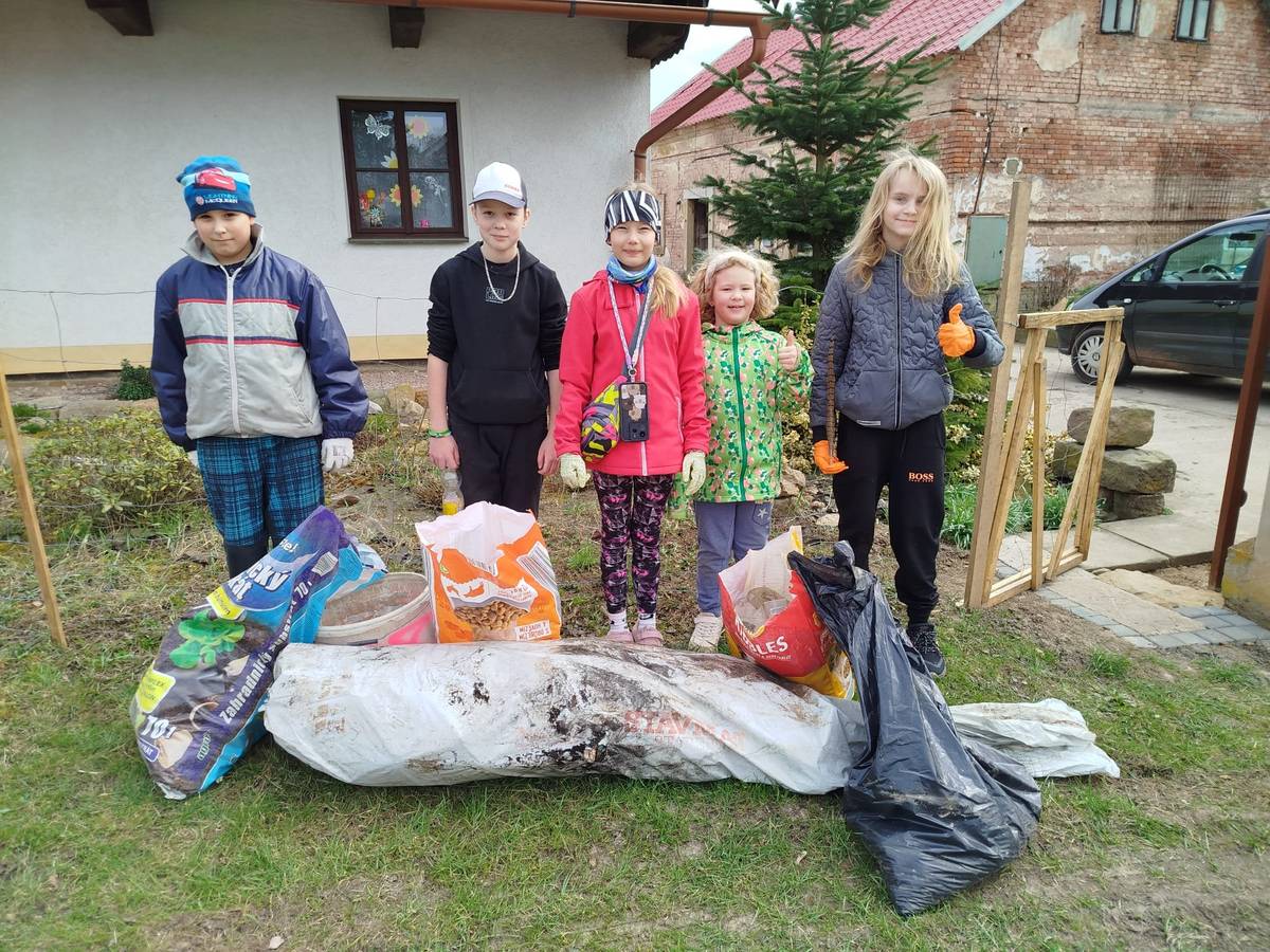 Hlásí se další uklizené kousky našich obcí 💚 👉 Ve Studeňanech se do toho pustily i děti společně s dospělými – a přesně takhle to má vypadat 👏 👉 uklizeno je také podél silnice ze Studeňan ke svaté Anně 👉 a od Sádek k Soběrazi Děkujeme všem, kdo se zapojují – každý krok, každá ruka a každý pytel se počítá 💚 Během příštího týdne zajistíme odvoz. Kdo přidá další uklizené místo? 😊 Psát a posílaá foto můžete i na whatsapp na tel. 602147218 Marcela Danišová