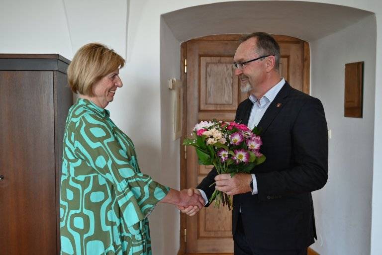 Město Hranice přeje všem učitelkám a učitelům k sobotnímu Dni učitelů vše nejlepší, hlavně pevné nervy a zdraví a  podnětné a zvídavé studenty a žáky.  Zároveň jim děkuje za odvedenou práci.