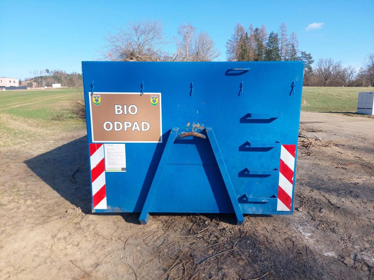 Kontejner na BIO odpad byl přistaven na místo vedle místní komunikace směr Psáře. Je viditelný z hlavní silnice a je na pomezí mezi starou a novou zástavbou obce Libež.