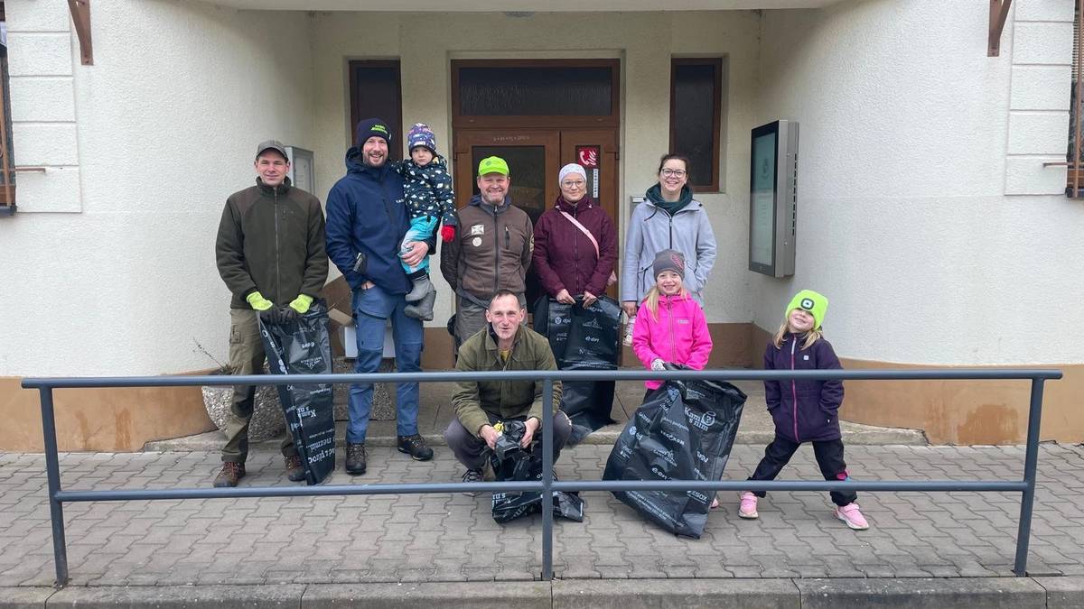Letošní úklid máme úspěšně za sebou. Moc děkujeme všem, kteří se úklidu chopili! V letošním roce bylo v okolí méně nepořádku než v předchozích letech, což je dobře. Ještě jednou moc děkujeme všem zúčastněným!