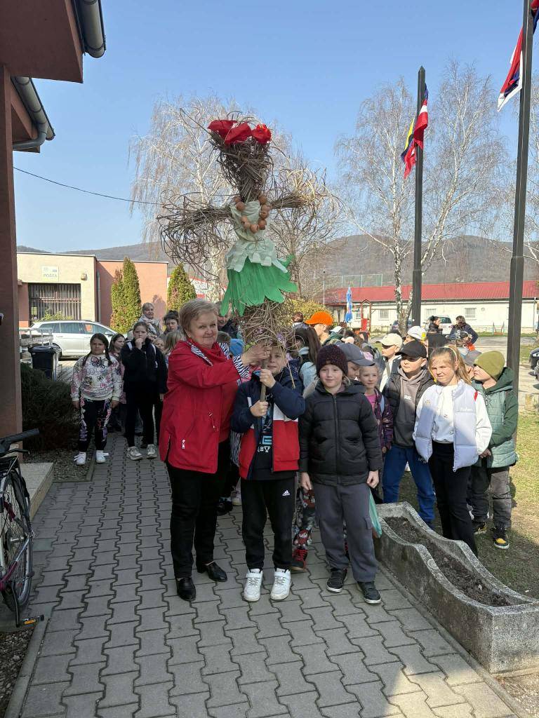 Žiaci našej základnej školy si pripomenuli starý slovanský zvyk – pochovávanie Moreny. Morena je symbol zimy a smrti v prírode. Tento zvyk sa robí na jar, aby sa rozlúčilo so zimou a privítala sa jar.